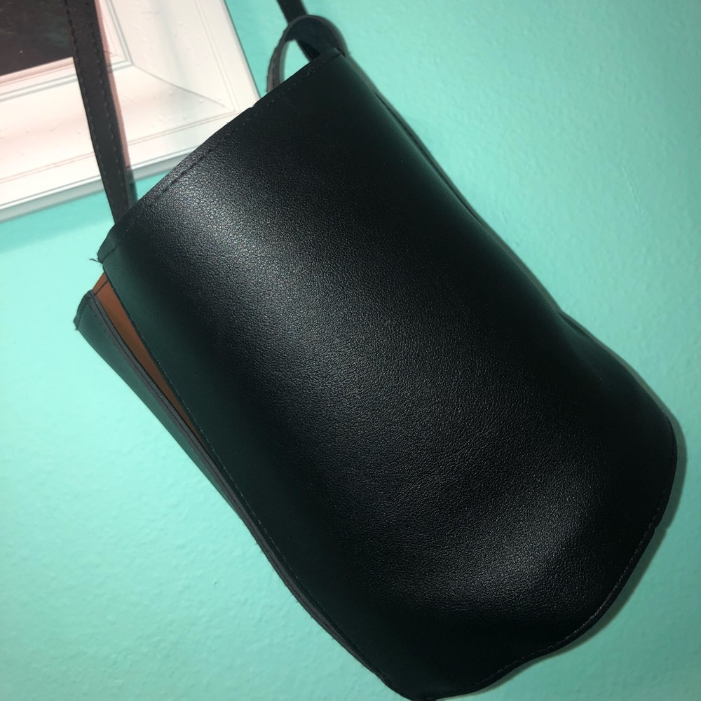 S O L D .Bucket crossbody❗️♥️❤️